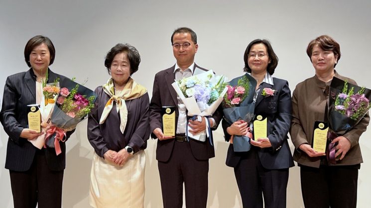강명호 경기도자박물관장(가운데)이 문화체육관광부와 한국박물관협회가 수여하는 '올해의 박물관·미술관상-교육 부문'을 수상한 후 기념촬영을 하고 있다. 한국도자재단 제공