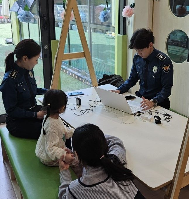 서초경찰서-실종예방 지문 사전등록 모습. 서초구 제공.