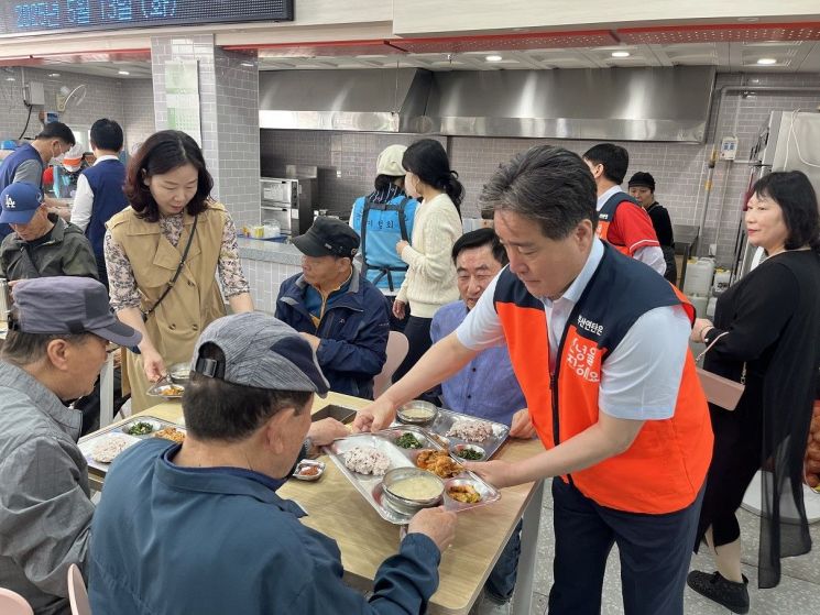 이남일 청장이 보훈가족들에게 식사를 나눠주고 있다. 부산지방보훈청 제공