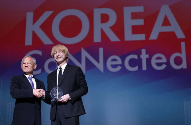 유인촌 문화체육관광부 장관이 13일 2025 오사카·간사이 세계 박람회 한국의 날‘을 맞아 일본 오사카 유메시마 엑스포장 엑스포홀에서 열린 한국관광 명예홍보대사 위촉식에서 배우 사카구치 켄타로에게 위촉패를 전달한 뒤 기념촬영을 하고 있다.    [사진 제공= 문화체육관광부]