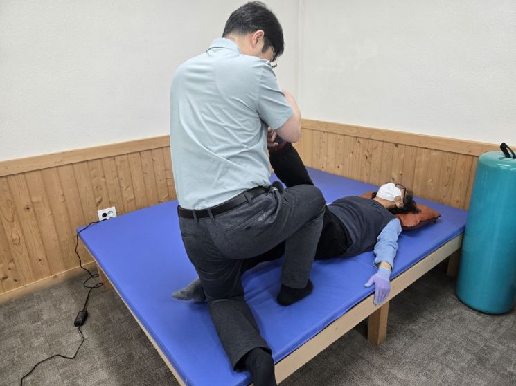 광주 광산구 중증 장애인 대상 일상생활동작훈련에서 참여자가 침상이동 훈련을 받고 있다. 광산구 제공