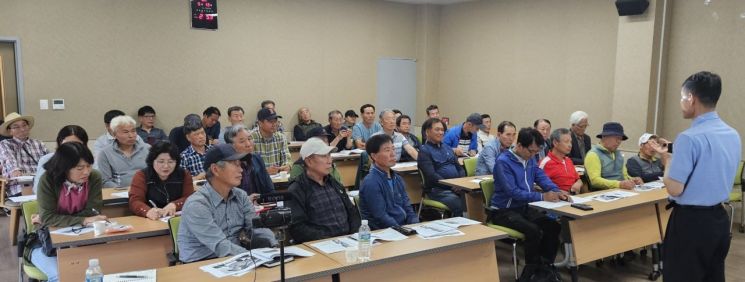 곡성군은 지난 13일 단감 재배 36농가를 대상으로 재배기술 교육을 실시했다. 곡성군 제공