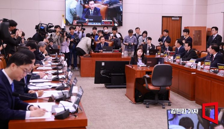 정청래 국회 법사위원장이 14일 국회에서 열린 법제사법위원회 전체회의를 주재하고 있다. 2025.5.14 김현민 기자