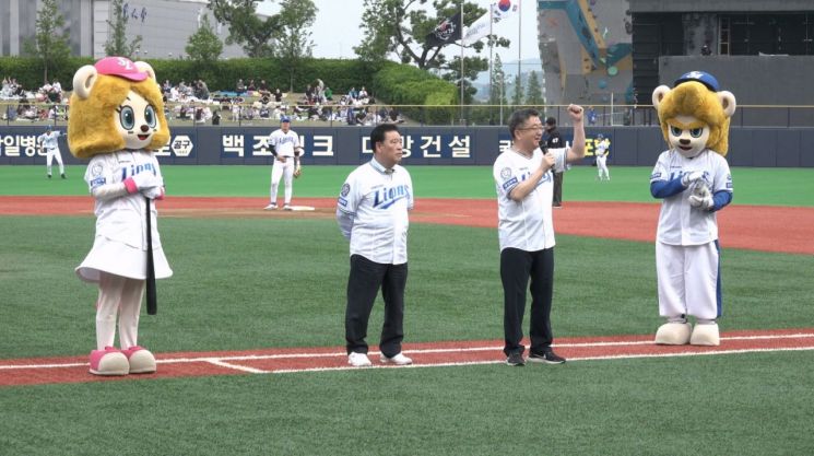 시구와 시타에 나선 장상길 포항시 부시장과 이재진 포항시의회 부의장. 포항시 제공