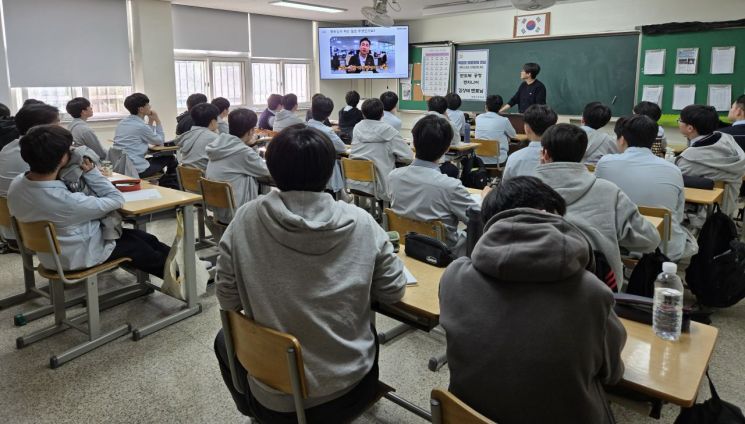 평택시가 마련한 '직업인 멘토와의 만남'에서 학생들이 현직에 종사중인 멘토의 강의를 듣고 있다. 평택시 제공