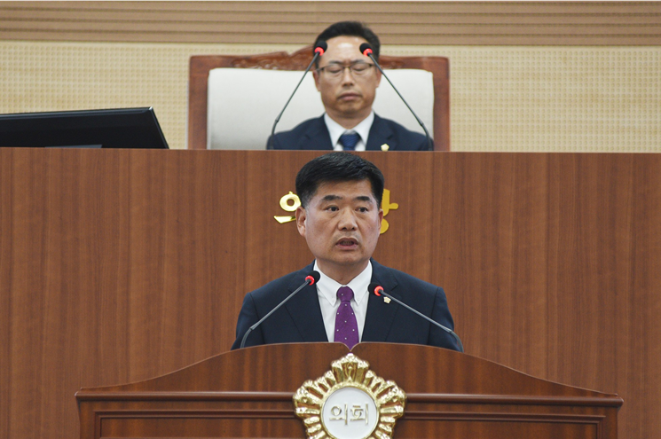 상단은 무소속 홍성표 의장, 하단은 국민의힘 맹의석 부의장
