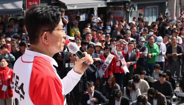 국민의힘 김문수 대선 후보가 14일 경남 진주시 진주광미사거리에서 유세를 하고 있다. 연합뉴스