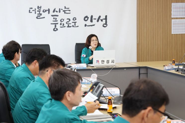 김보라 안성시장이 13일 시청 재난상황실에서 열린 '지반침하 예방을 위한 제2차 긴급 특별안전대책 회의'를 주재학 있다. 안성시 제공