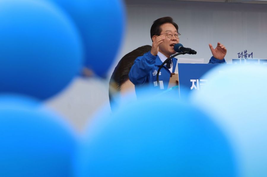 이재명 더불어민주당 대선 후보가 '보수의 텃밭'으로 불리는 대구·경북(TK) 지역 유세에 나선 13일 경북 포항시청 광장에서 시민들에게 지지를 호소하고 있다. 오른쪽 사진은 유튜브 검색창에 이재명 대선 후보의 이름을 치면 따라붙는 연관검색어 목록. 연합뉴스