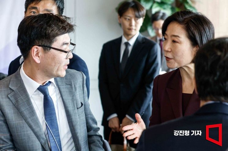 [포토] 참석자들과 인사하는 오영주 장관