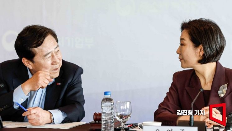 [포토] 의견 나누는 오영주 장관-김기문 회장