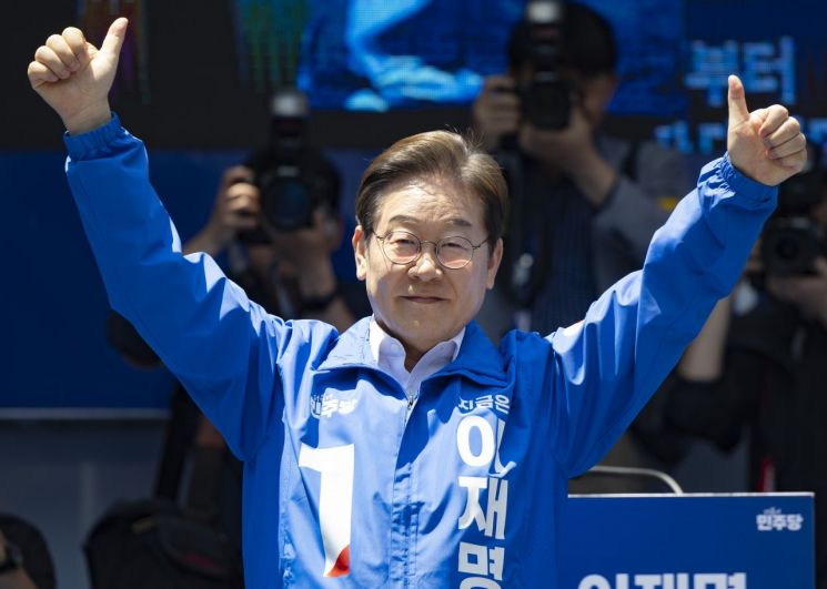 이재명 더불어민주당 대선후보가 14일 부산 부산진구 서면에서 열린 유세에 도착해 단상에 오른 뒤 엄지를 들어 보이며 인사하고 있다. 연합뉴스