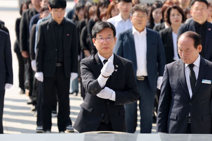 국립5·18민주묘지를 참배하며 오월 영령께 헌화하는 박병규 광산구청장.