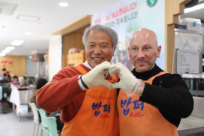 밥퍼, 37년 나눔의 길을 걷다… 외국인 자원봉사자 발길 이어져
