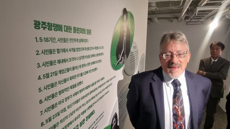14일 오후 전일빌딩245에서 데이비드 돌린저가 전시 중인 자신의 '광주항쟁에 대한 돌린저의 결론'에 대해 설명하고 있다. 민찬기 기자