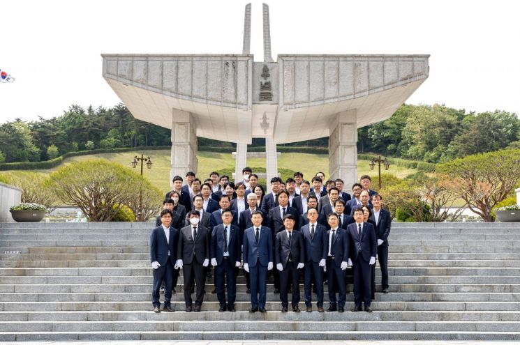 [포토] 광주은행 직원들, 국립5·18민주묘지 참배