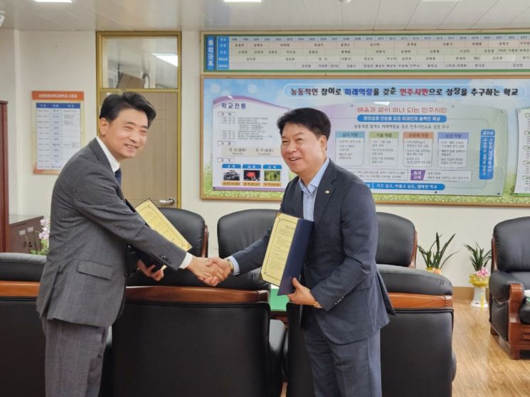 순천미래과학고등학교와 에너지밸리기업개발원가 최근 미래 에너지 산업을 이끌어갈 핵심 인재 양성·지역 경제 활성화를 위한 산학협력 협약식을 체결했다. 순천미래과학고등학교 제공