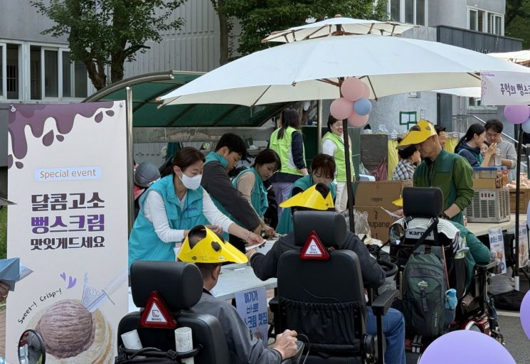 부산항만공사가 ‘2025 놀이동삼’ 마을축제서 봉사활동을 펼치고 있다.