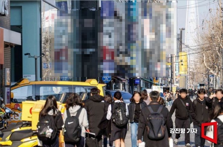 학원가에서 학교 수업을 마친 학생들이 이동하고 있다. 해당 사진은 기사와 직접적인 관련이 없음.