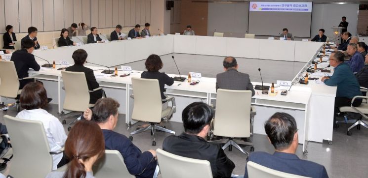 광주시는 14일 시청 중회의실에서 고광완 행정부시장과 5개 자치구 부구청장 등 관계 공무원, 소상공인연합회, 상인연합회, 시민 등 30여명이 참석한 가운데 '복합쇼핑몰 상권영향평가 연구용역 중간 보고회'를 개최했다. 광주시 제공