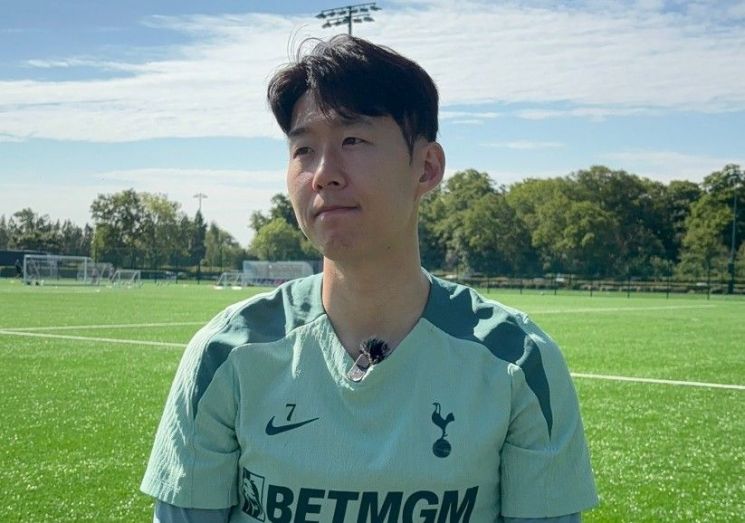 손흥민(토트넘)이 12일(현지시간) 유럽축구연맹(UEFA) 유로파리그(UEL) 결승을 앞두고 북런던 토트넘 홋스퍼 FC 트레이닝 그라운드에서 열린 미디어 오픈 데이에서 한국 취재진과 만나 인터뷰하고 있다. 연합뉴스