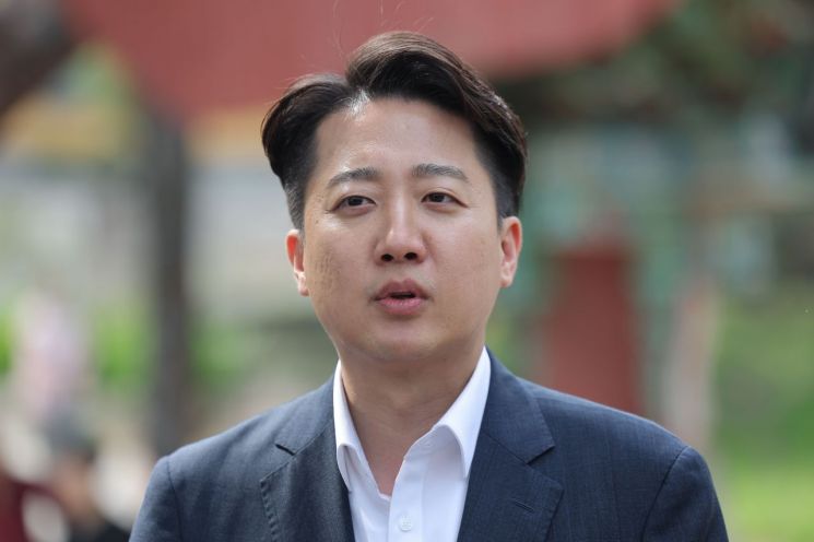 취재진 질문 답하는 이준석 후보 (부산=연합뉴스) 류영석 기자 = 개혁신당 이준석 대선 후보가 14일 부산 금정구 범어사 안양암 방문을 마친 뒤 취재진 질문에 답하고 있다. 2025.5.14 ondolyna.co.kr(끝)<저작권자(c) 연합뉴스, 무단 전재-재배포, AI 학습 및 활용 금지>