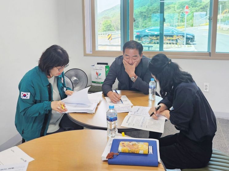 백삼종 함양군 부군수 공설자연장지 조성 사업 현장 점검.
