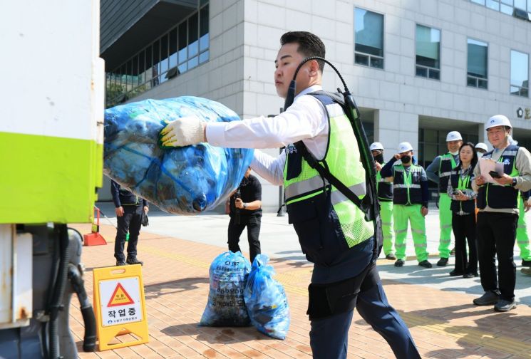 무거운 물건도 척척 ... 환경공무관 '입는 로봇' 도입 