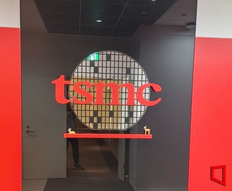 일본 오사카 TSMC 디자인센터 사무실에 들어가면 정면에 TSMC의 로고가 가장 먼저 보인다. 사진=김형민 기자