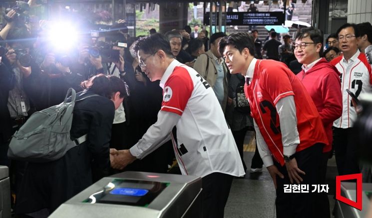 [포토] 김문수, 신도림역서 첫 출근길 유세