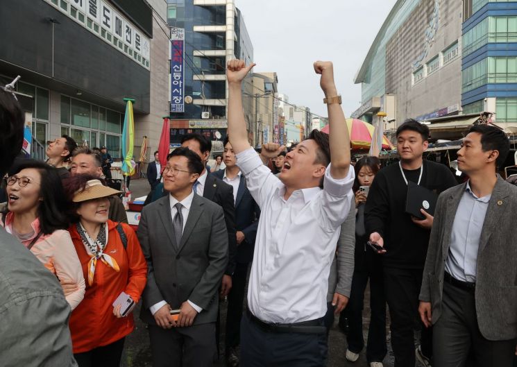 부산 시민들 만나는 이준석 후보 (부산=연합뉴스) 류영석 기자 = 개혁신당 이준석 대선 후보가 14일 부산 자갈치시장을 방문해 시민들과 인사를 나누고 있다. 2025.5.14 ondol@yna.co.kr(끝)<저작권자(c) 연합뉴스, 무단 전재-재배포, AI 학습 및 활용 금지>