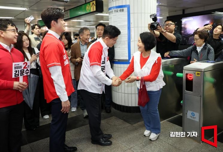 김문수 국민의힘 대선 후보가 15일 서울 구로구 신도림역에서  출근길 시민들과  인사하며 지지를 호소하고 있다. 2025.5.15 김현민 기자