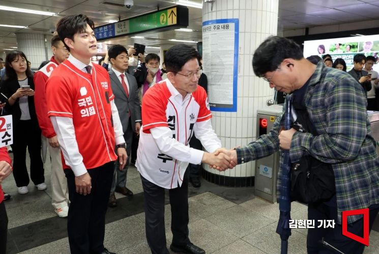 [포토] 신도림역 찾아 지지 호소하는 김문수