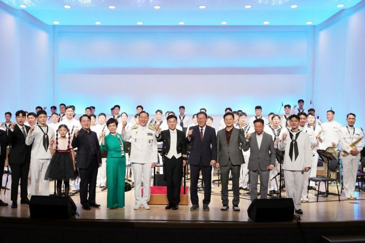 창원특례시, 가족과 함께 즐기는 5월 해군 음악회 열어.