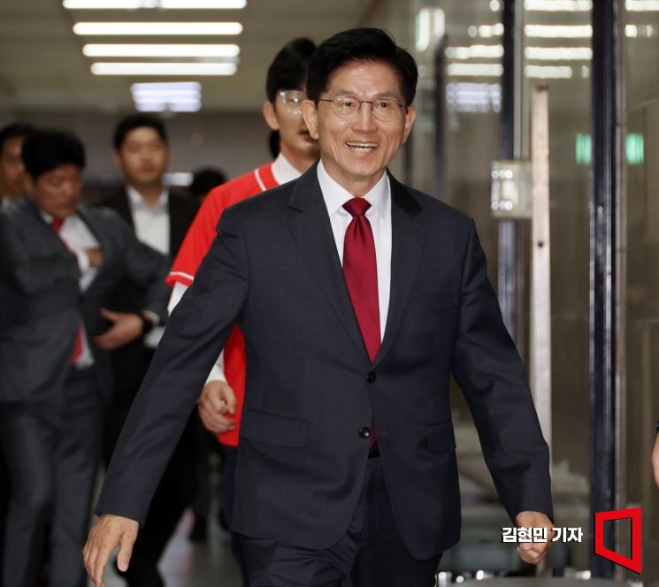 [포토] 중앙선대위 참석하는 김문수 후보