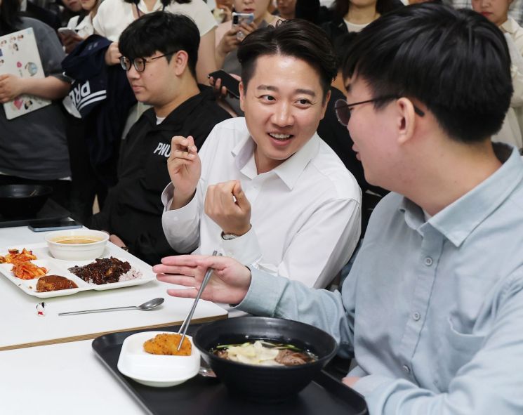 '학식 먹자 이준석' 오늘은 부산대 (부산=연합뉴스) 류영석 기자 = 개혁신당 이준석 대선 후보가 14일 '학식먹자 이준석' 행사가 열린 부산 금정구 부산대학교에서 학생들과 학식을 먹으며 대화를 나누고 있다. 2025.5.14 ondol@yna.co.kr(끝)<저작권자(c) 연합뉴스, 무단 전재-재배포, AI 학습 및 활용 금지>
