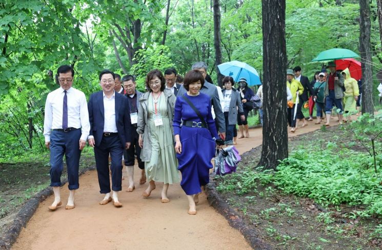 한밭수목원 산책로를 이장우 시장과 조원휘 시의회 의장 등이 걸어보고 있다. / 대전시