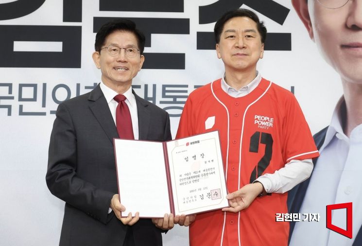 김문수 국민의힘 대선 후보(왼쪽)가 15일 오전 서울 여의도 국회에서 열린 중앙선대위 회의 및 중앙선대위 임명장 수여식에 김기현 공동선대위원장에게 임명장을 수여한 뒤 기념촬영을 하고 있다. 2025.5.15 김현민 기자