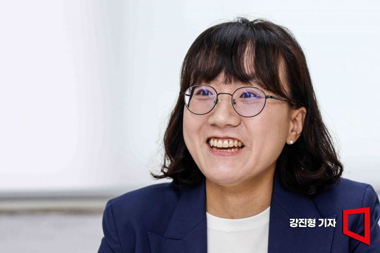 강정은 두루 변호사가 15일 서울 중구 공익법단체 두루 사무실에서 인터뷰 하고 있다. 강진형 기자