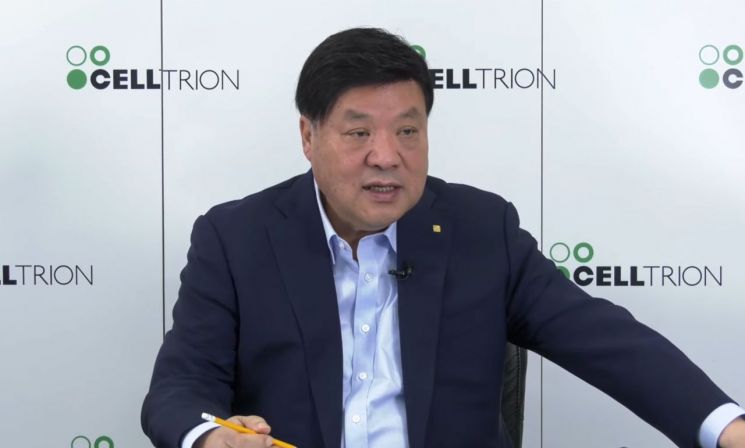 15일 서정진 셀트리온 회장이 도널드 트럼프 미국 정부의 약가 인하 및 의약품 관세 부과 정책과 관련해 개최한 온라인 간담회에서 발언하고 있다. 사진=셀트리온 유튜브 화면 캡처
