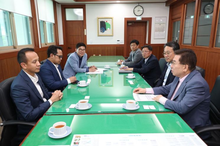광양경자청은 지난 14일 주한 인도네시아 투자진흥센터의 레자 마와스타마 소장을 광양만권으로 초청해 산업단지 시찰과 양국 간 투자ㆍ무역협력 확대 방안을 논의했다. 광양경자청 제공
