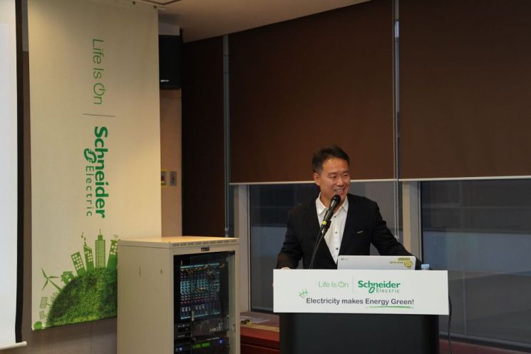 권지웅 슈나이더 일렉트릭 코리아 대표가 15일 서울 강남구 코엑스에서 창립 50주년을 맞아 기자간담회를 열고 회사의 미래 전략과 비전을 소개하고 있다. 슈나이더 일렉트릭