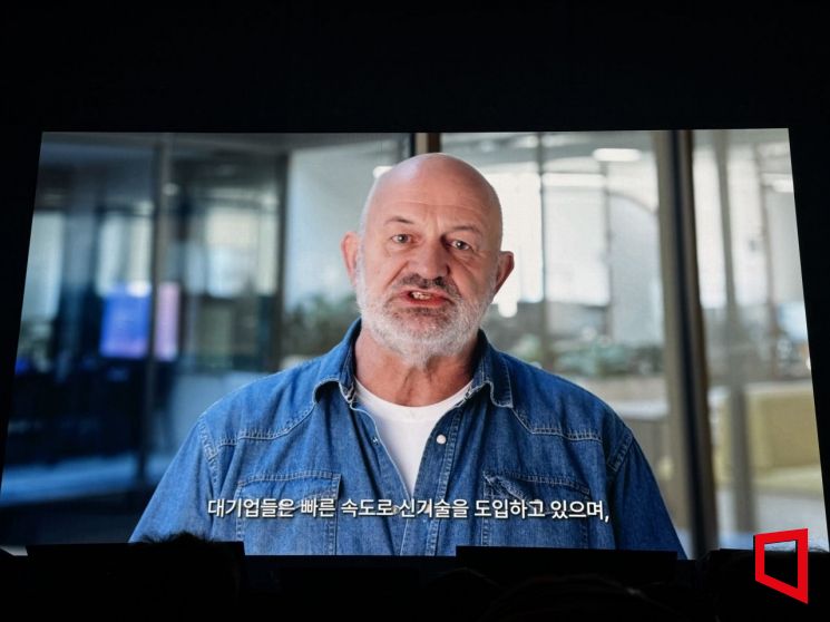 버너 보겔스 아마존 부사장 겸 최고기술책임자(CTO)가 아마존웹서비스(AWS) 서밋 이틀차인 15일 오전 화상을 통해 기조연설을 진행하고 있다. 이명환 기자