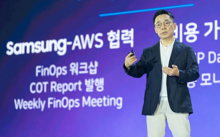 서치영 삼성전자 MX사업부 클라우드팀장(상무)이 아마존웹서비스(AWS) 서밋 이틀차인 15일 오전 기조연설을 하고 있다. AWS 제공