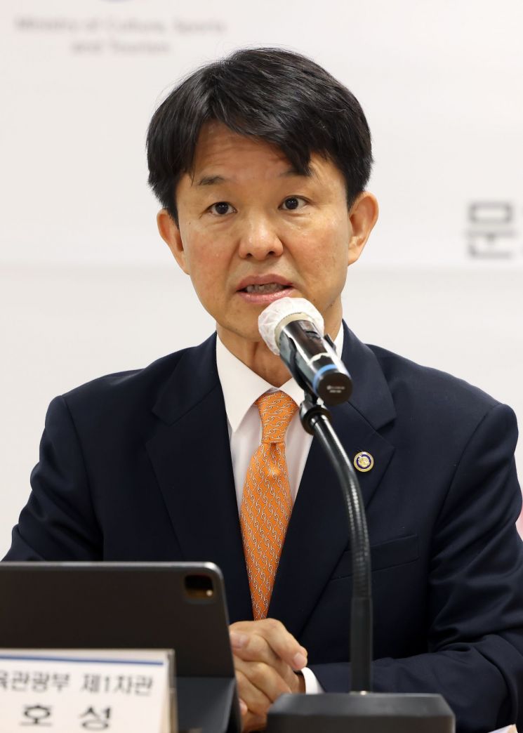 용호성 문화체육관광부 제1차관이 15일 국립현대미술관 서울관에서 국립예술단체장 선발 절차와 일정을 개편하는 계획 등을 포함한 '공연예술 정책'을 발표하고 있다.   [사진 제공= 문화체육관광부]