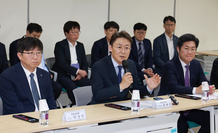 권대영 금융위원회 사무처장(가운데)이 15일 오후 서울 여의도 금융보안원 교육센터에서금융위원회, 금융감독원, 금융보안원, 금융결제원, 한국거래소 등 금융 보안 유관기관들과 함께 개최한 금융보안 간담회를 주재했다. 금융위 사진제공.