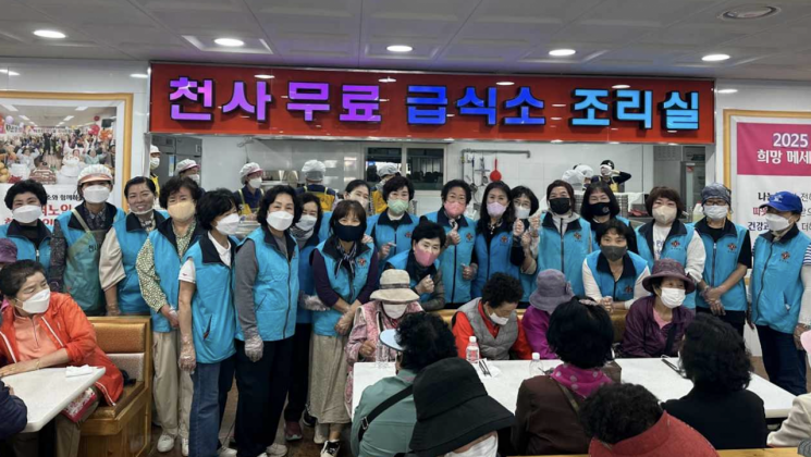 [포토] 광주·전남재향군인회여성회, 어르신 점심 봉사