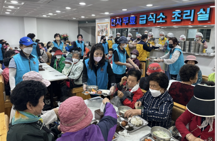 [포토] 광주·전남재향군인회여성회, 어르신 점심 봉사