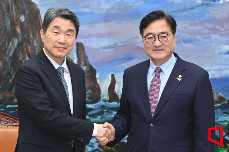 [포토] 손 잡은 우원식 국회의장과 이주호 대통령 권한대행