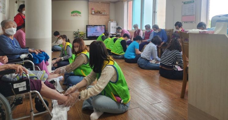 광주시 인재교육원은 15일 서구 베데스다요양원에서 제34기 핵심리더과정 교육생 60명이 참여한 가운데 '어르신 돌봄 봉사활동'을 펼쳤다. 광주시 제공